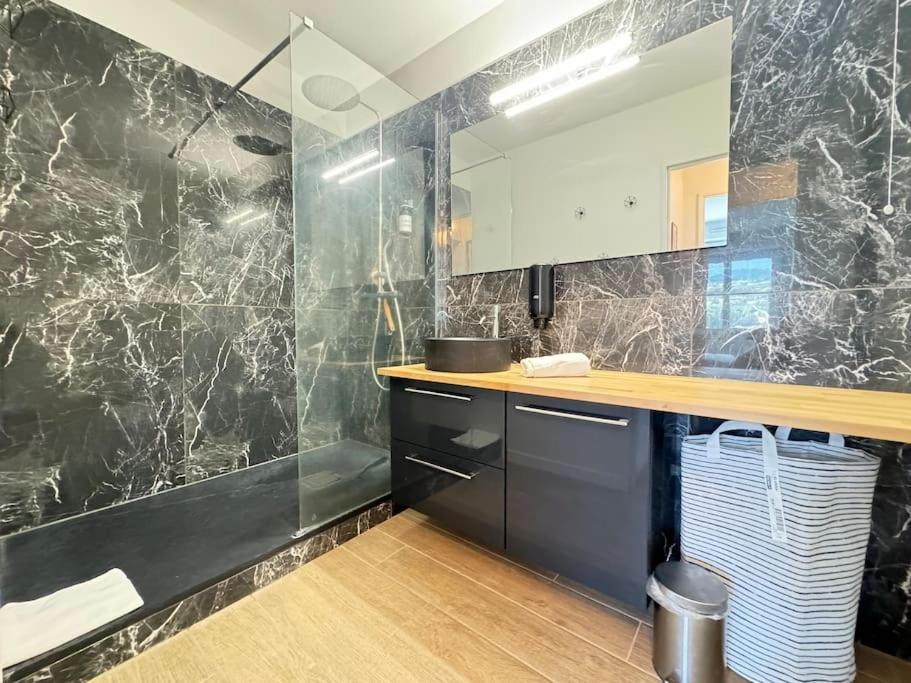 Appartement Jolie F3 Berthelot , Equipé - Wi-fi , Cl-fd Berthelot 10eme *